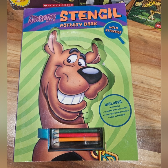 Scooby Doo Paperback Storybooks, Stencil Set & Plush Bundle - Picture 4 of 11